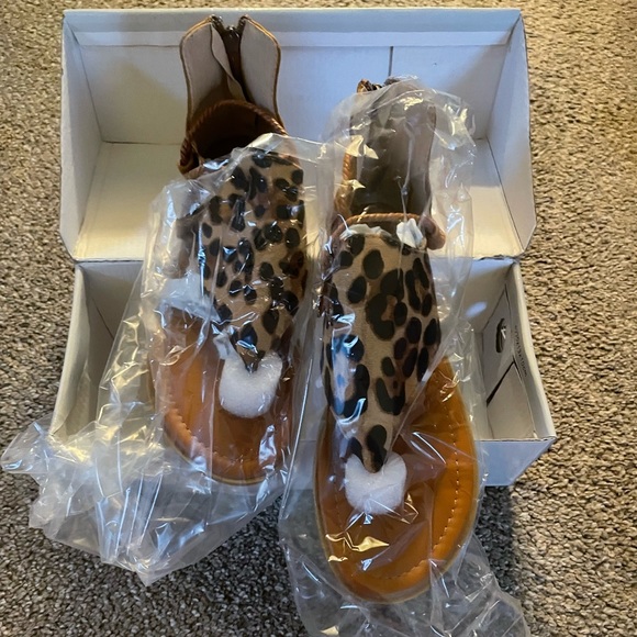 NWT: Tilocow Cheetah/Leopard Sandals - Picture 2 of 3